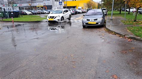 Vaizdas, kaip vanduo kaupiasi po automobilio kilimėliais dėl užsikimšusių latakų