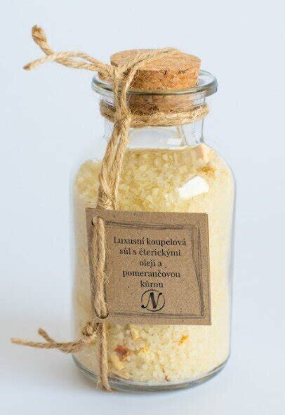 Nuotrauka su soda, actu ir eteriniais aliejais, kaip natūraliomis priemonėmis automobilių salonų gaivinimui