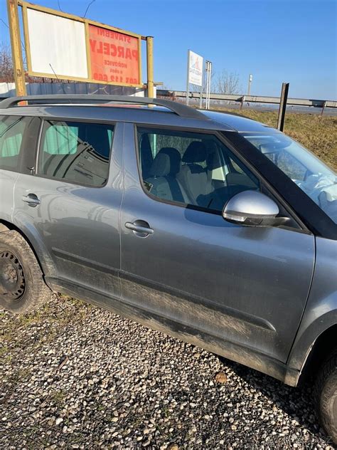 Teminis nuotrauka: Rūdžių pažeistos Škoda Yeti durų apačia