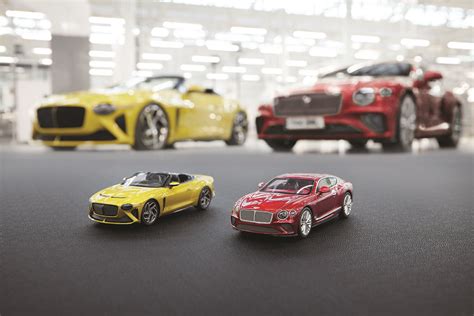 Logotipų rinkinys: Acura, Alfa Romeo, Aston Martin, Audi, Bentley, BMW, Bugatti, Ferrari, Fiat, Ford.