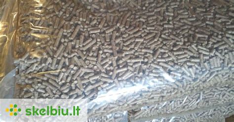 Nuotrauka: Puspriekabė su slankiojančiomis grindimis iškrauna medienos granules