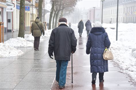 Infografika, iliustruojanti, kaip vairavimo stažas ir amžius įtakoja TPVCAPD kainą