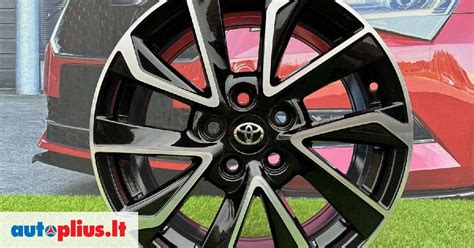 Toyota Corolla su R15 lengvojo lydinio ratlankiais
