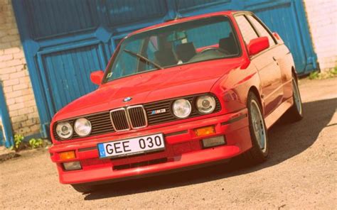 Nuotrauka su BMW M3 arba M5 modeliu