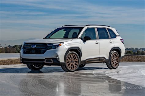 Subaru Forester važiuoja bekelėje