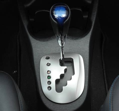 Didelės pavarų svirties perjungimo schema vairuotojo ekrane