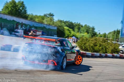 Vienas iš drifto automobilių trasoje su dūmais