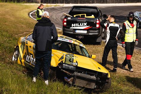 Įvairūs drifto automobiliai starto zonoje