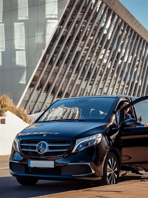 Elegantiškas prabangios klasės automobilis verslo klientų pervežimui.