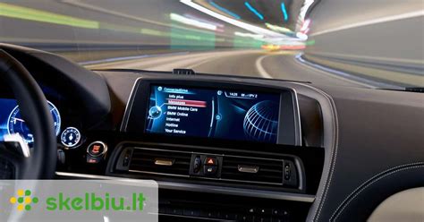 Teminis paveikslėlis, iliustruojantis automobilių navigacijos ekraną su atnaujintais keliais