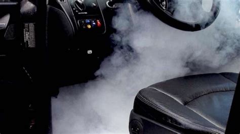 Infografika: dažniausi kvapų šaltiniai automobilyje (maistas, gyvūnai, drėgmė, cigarečių dūmai)