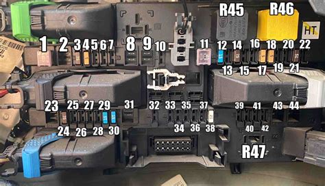 Vaizdinė schema, rodanti pagrindinių Opel Astra H saugiklių blokų vietas automobilyje (salone ir variklio skyriuje)