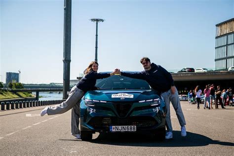 Nuotrauka su įvairiais automobiliais, siūlomais nuomai.