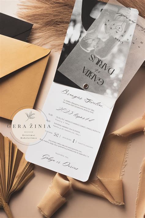 Nuotrauka vestuvių kolonos su skirtingais automobiliais.