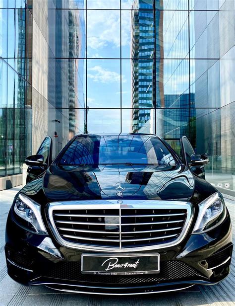 Nuotrauka su skirtingais prabangiais automobiliais ir mikroautobusu.