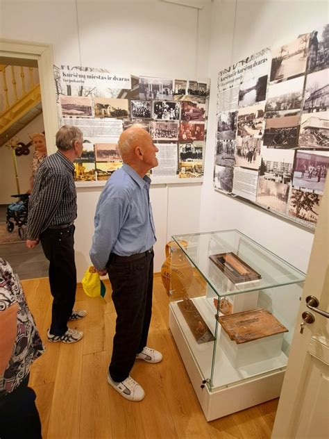 Vaizdas su gražiu dvaru ir jo aplinka.