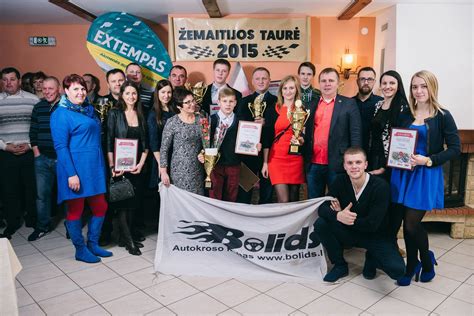 Teminė nuotrauka su automobiliu ir draudimo dokumentais