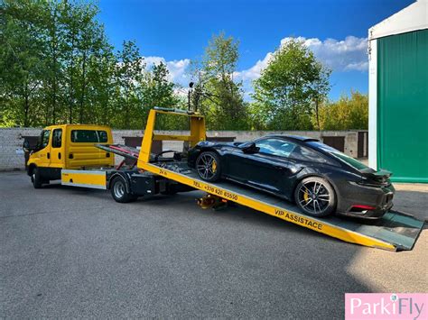 Teminė nuotrauka: evakuatorius gabenantis automobilį