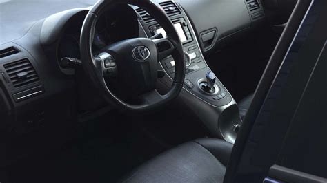 Infografika su vidutinėmis Toyota Auris 2.0 D-4D kuro sąnaudomis mieste, užmiestyje ir mišriu režimu.