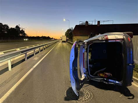 nuotrauka su vilkiku ir motociklu ant platformos