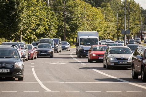 iliustracija, vaizduojanti įvairias automobilių dalis ir techninio aptarnavimo įrangą