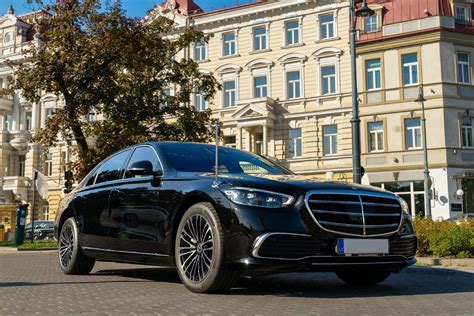 Nuotrauka su skirtingų tipų automobiliais (sedanas, visureigis, hečbekas).