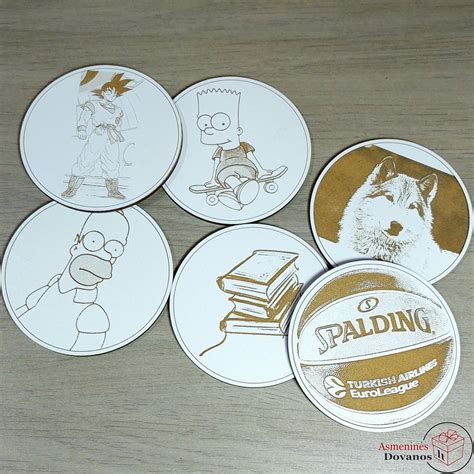 Nuotrauka su simboliniu sandoriu, pavyzdžiui, rankų paspaudimu.