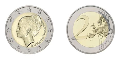 2 eurų moneta, lyginama su įdauža automoblio stikle