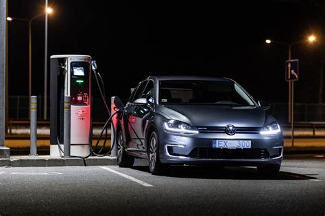 Teminė nuotrauka: elektromobiliai kelyje