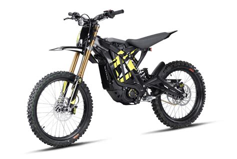nuotrauka, vaizduojanti kelis Surron elektrinių motociklų modelius - Light Bee X, Ultra Bee ir Storm Bee