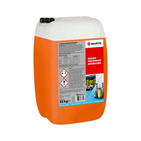 Įvairūs automobilių šampūnų buteliukai ir aktyvių putų pavyzdžiai