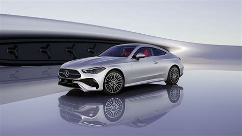 Nuotrauka, vaizduojanti modernų Mercedes-Benz variklio skyrių