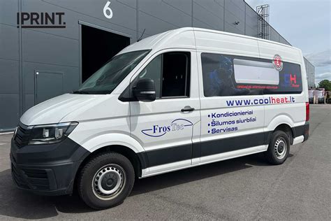 Infografika, vaizduojanti populiariausius reklamos ant automobilių tipus ir jų privalumus.