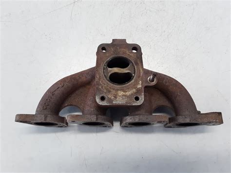 Schema, iliustruojanti automobilio išmetimo sistemos struktūrą su pagrindinėmis dalimis: išmetimo kolektorius, centrinis vamzdis, katalizatorius, DPF filtras, rezonatorius, duslintuvas, tvirtinimo detalės.