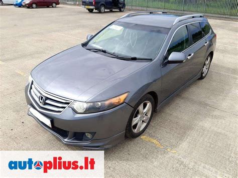 Honda Accord sedano ir universalo modelių palyginamoji nuotrauka