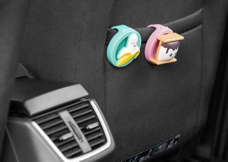 Iliustracija, kaip veikia automobilio salono oro gaiviklio laikiklis su magnetiniu tvirtinimu ir reguliuojama sklende.