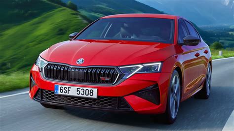 Priekinė „Škoda Octavia RS“ dalis su blizgiomis juodomis radiatoriaus grotelėmis ir RS logotipu
