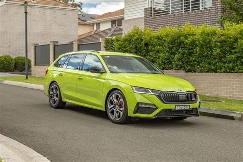 „Škoda Octavia RS“ profilis su 19 colių ratlankiais ir raudonais stabdžių diskais