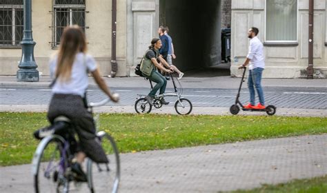 Inovatyvūs elektriniai paspirtukai ir dviračiai šiuolaikiniame mieste