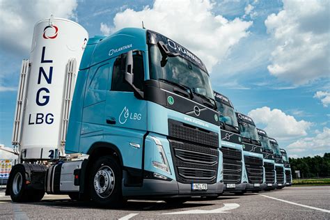 Istorinė nuotrauka: pirmieji „Volvo“ sunkvežimiai Lietuvoje