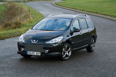 Teminis nuotrauka: Peugeot 307 SW su atidaryta bagažine