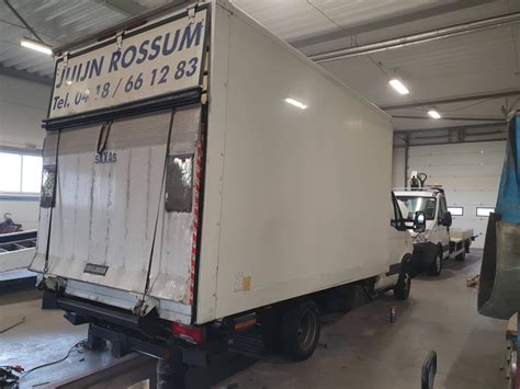 Schematinė nuotrauka, vaizduojanti skirtingų tipų krovininius mikroautobusus (furgonas, bortinis, su būda)