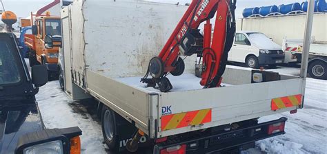 Sunkvežimis su kranu, atliekantis negabaritinio krovinio pakrovimą