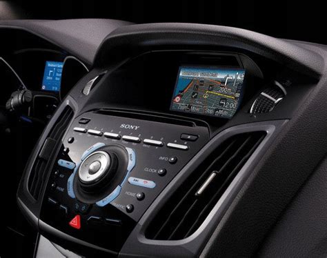 Infografika, iliustruojanti „Ford SYNC“ sistemos evoliuciją