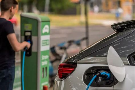 Elektrinio automobilio įkrovimo stotelė Vokietijoje
