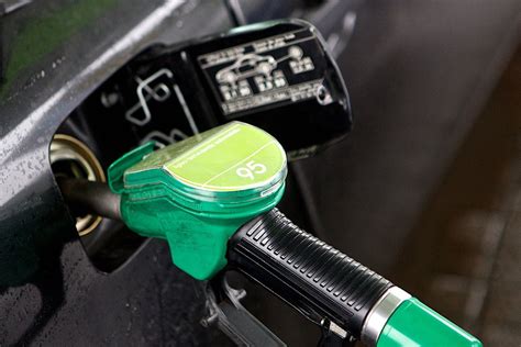 automobilis degalinėje pildantis kuro baką