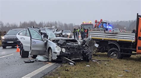 Ugniagesiai gesina automobilį po avarijos Ukmergės gatvėje