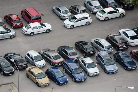 Teminis nuotrauka: naudotų automobilių aikštelė Estijoje su įvairiais automobiliais