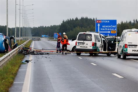 Avarijos vietos nuotrauka S2 kelyje netoli Varšuvos su gelbėjimo tarnybomis