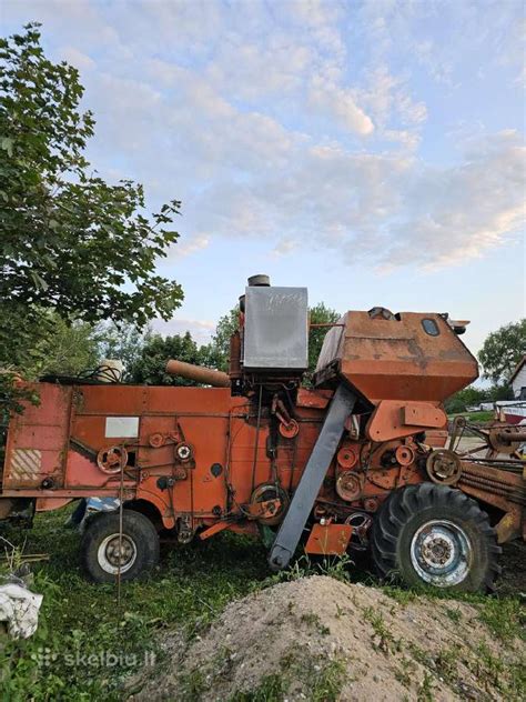 Teminė nuotrauka su kombainu Niva SK-5 dirbančiu lauke